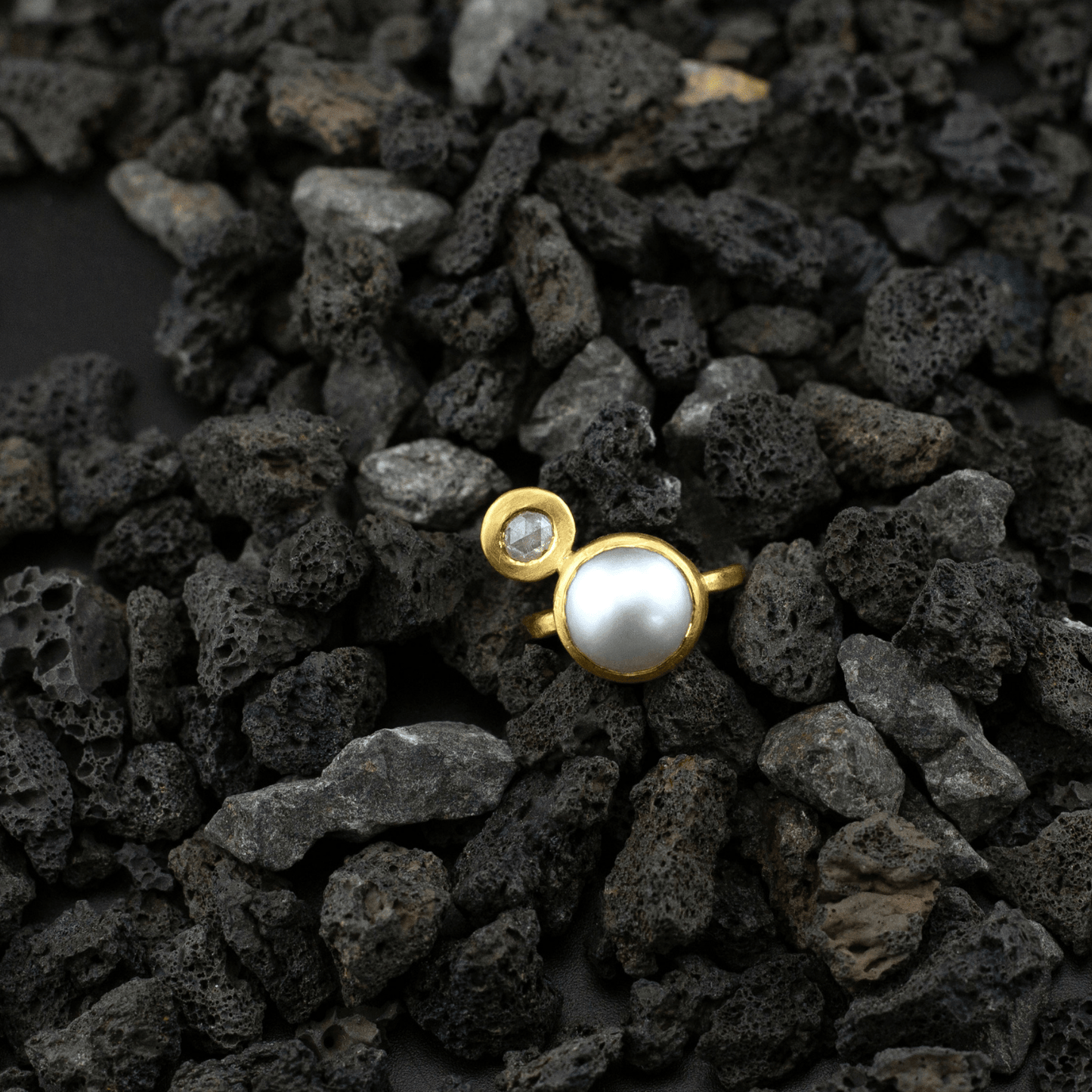 contemporary 22k gold diamond ring with pearl
